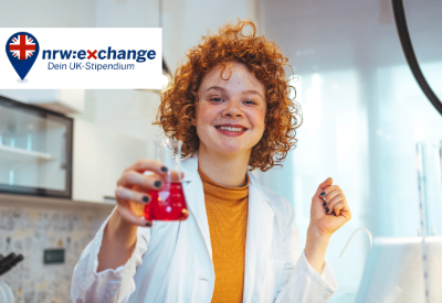 Foto einer jungen Labormitarbeiterin, die ein Gefäß Richtung Kamera hält. Auf der Linken Seite ist da Programmlogo von nrw:exchange zu sehen.