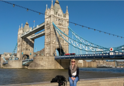 Foto: Luisa Funk vor der Tower Bridge in London.