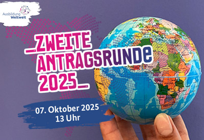 Auf dem Bild ist eine Hand zu sehen, die eine Weltkugel hält. Über der Weltkugel stehen zwei Schriftzüge: "Zweite Antragsrunde 2025" und "Bis zum siebten Oktober, 13 Uhr" Oben links steht das Logo des Projekts AusbildungWeltweit.