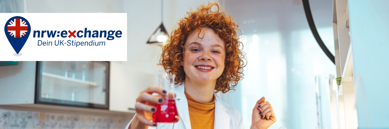 Foto einer jungen Labormitarbeiterin, die ein Gefäß Richtung Kamera hält. Auf der Linken Seite ist da Programmlogo von nrw:exchange zu sehen.