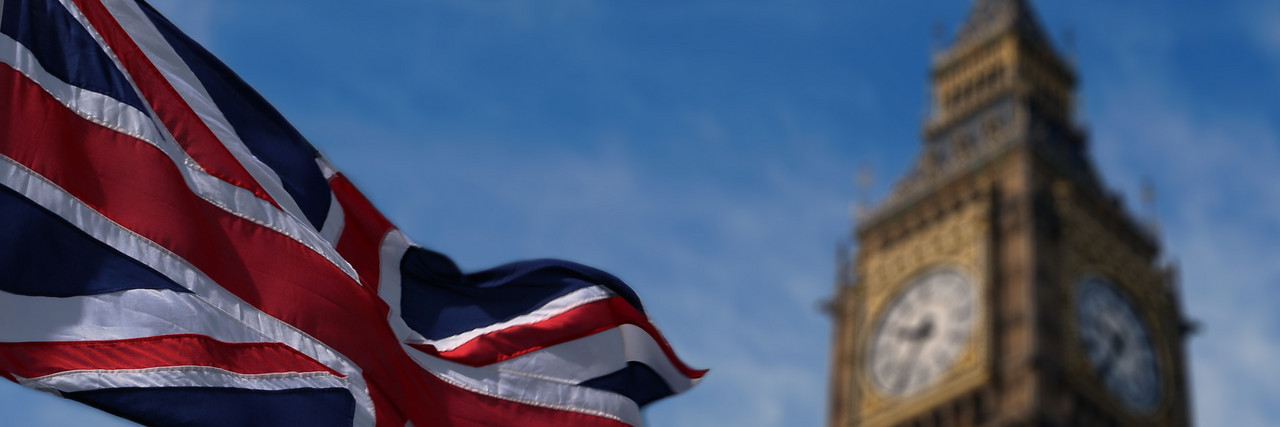Foto: Die britische Flagge vor dem Big Ben Turm.