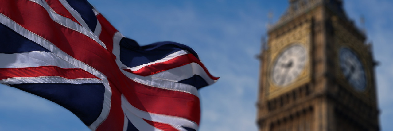 Foto: Die britische Flagge vor dem Big Ben Turm.