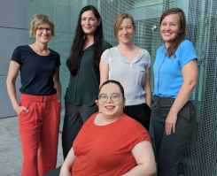 Foto: Gruppenfoto des Teams. Von links nach rechts: Corinna Porsche, Helena Montagnese, Stefanie Ohrem, Theresa Mayerhöffer. vorne: Jule Schwenzow.