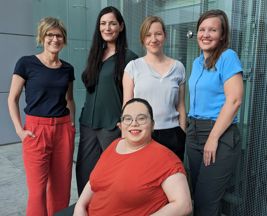 Foto: Gruppenfoto des Teams. Von links nach rechts: Corinna Porsche, Helena Montagnese, Stefanie Ohrem, Theresa Mayerhöffer. vorne: Jule Schwenzow.